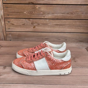 Valentino Flycrew - Tja, säljer dessa snygga Valentino Flycrew i mycket fint skick. Självklart äkta å alla nitar är kvar. Först till kvarn!