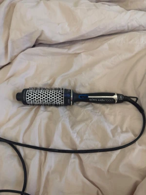 Björn Axén värmeborste  - Säljer nu min värmeborste från Björn Axén. Använd fåtal gånger. Jag tror den är 38mm men är inte säker men har för mig det. Bara skriva om du undrar något🩷