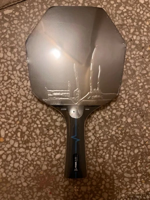 STIGA Pulse II Cybershape - Nypris ca 800kr. Ett inplastat sexkantigt rack och helt lagligt att använda i tävlingar. Racket är alltså ittf-godkänt.  Aldrig använt