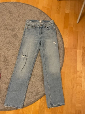 Jeans - Baggy / Breda jeans ifrån Gina med slitningar. Storlek 158. 