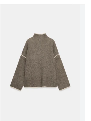 Beige oversized stickad polotröja - jag säljer denna stickade tröja från ZARA som inte kom till användning för mig. den köptes för en månad sen och har använts en gång. alltså är den inprincip helt ny. den har inte orginallappen kvar men är som sagt knappast använd. 