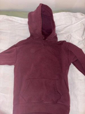 Vinröd hoodie från Polo Ralph Lauren - Denna tröja är i väldigt bra skick och storlek XS. Priset går att diskutera, skriv för frågor och funderingar!