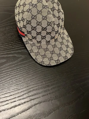 Gucci keps  - Gucci keps med GG mönster. Storlek M går och spänna ut och spänna in 