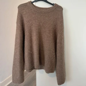 Brun stickad tröja gina - Mysig brun stickad tröja från ginatricot i storlek s, men jag tycker den sitter som en xs, den passar bra för mig som är ungefär 170cm lång🥰jättefin färg och älskar den, säljer pågrund av att jag har liknande 