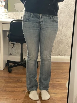 Blå bootcut jeans från Bondelid - Säljer ett par ljusblå bootcut jeans från Bondelid som är lite slitskadade mellan låren som du kan se på bild 5. Blommdetaljer på insidan. Jättesköna men lite små för mig. 