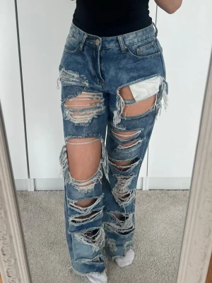 Jeans 🩵 - Balla super ripped jeans från Boohoo Blue i storlek 36. Svagt missfärgade på ett ställe längst nere på ena benet 🩵