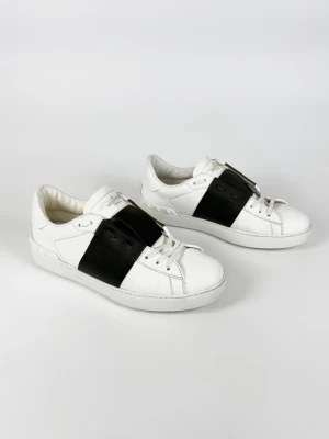 Valentino Open skor - | Säljer ett par Valentino Open sneakers i riktigt bra använt skick | Storlek: 42 | Enbart skorna ingår | Hör av dig vid frågor eller funderingar