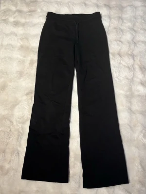 Byxor - Säljer ett par byxor från Lager 157 i storlek S, dom är använda, dom har tre små hål men dom syns knappt🥰nypris 200kr 