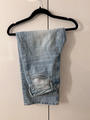 Jeans i ljusblått från H&M - Säljer ett par ljusblå jeans från H&M i storlek 36. Modellen är wide fit med hög midja och croppad längd. 