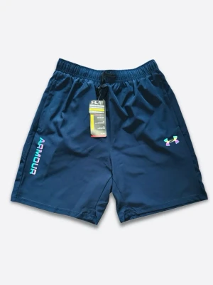 Blå träningsshorts från Under Armour. Finns i alla storlekar! Hör av dig för att få rätt storlek! - Snygga marinblå träningsshorts från Under Armour med elastisk midja och snörning. Logga i regnbågsfärger på ena benet och texten 'ARMOUR' i färgglada bokstäver på sidan. Perfekta för gymmet eller löprundan.