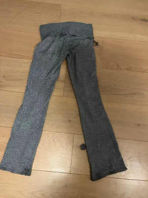 Stickade yogapants - Gråa yogapants från gina tricot. Storlek 152. Passar som mjukisbyxor men även till vardags. Tveka inte att höra av dig för fler bilder eller andra frågor!💕