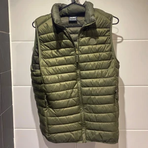 Olivgrön dunväst - Säljer en olivgrön dunväst från Pull&Bear i storlek S✅Sparksamt använd och i mycket gott skick!