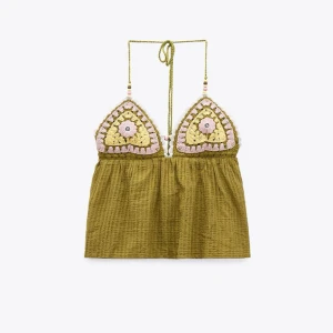 Grön och rosa linnetopp - Superfin linnetopp med virkade trekantskupor i olivgrönt, ljusrosa och gult. Toppen har knyt i nacken med pärldetaljer och är ärmlös. Den nedre delen är i mjukt, grönt tyg som faller snyggt. Perfekt för varma dagar och festivalhäng!