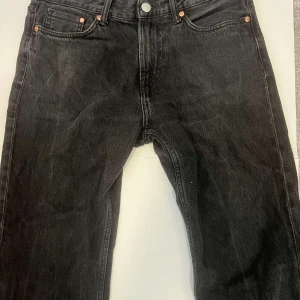 Svarta jeans  - Svarta jeans från hm i modellen relaxed fit. .