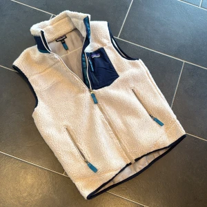 Patagonia väst - Säljer en ny Patagonia väst som aldrig är använd för att den är för liten! Måttet från axeln ner till midjan 65 cm och mellan armarna 50 cm. Passar er som är från 170 till 180 ca!