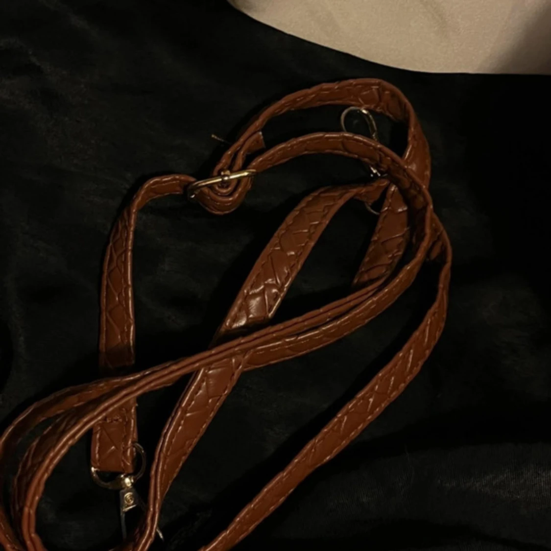 Brun flätad handväska i skinnimitation - 4