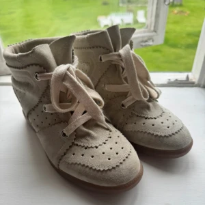 Isabel marant Bobby sneakers - Säljer mina marant skor, använda men fortfarande fint skick! 