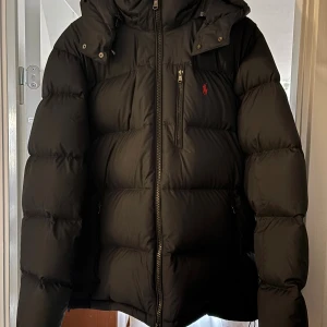 Gorham Down JacketPolo Ralph Lauren - Hej! Säljer min Gorham Down Ralph Lauren jacka. Jackan är i utmärkt skick med inga skador eller liknande. 