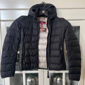 Svart dunjacka från Parajumpers storlek 10 - Snygg svart dunjacka från Parajumpers med luva. Storlek 10, väldigt bra skick! .