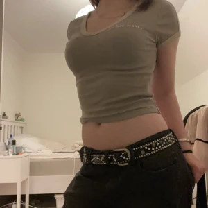 grå crop top från iets frans - ljusgrå crop top från Iets Frans med v-ringning och korta ärmar. sitter figurnära och är jättesnygg!!!