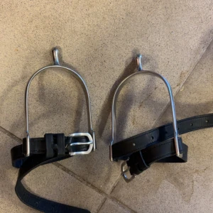 Sporrar - Man får till remmarna Inga defekter och kommer rengöras innan de skickas  Köpta för typ 400kr på hööks