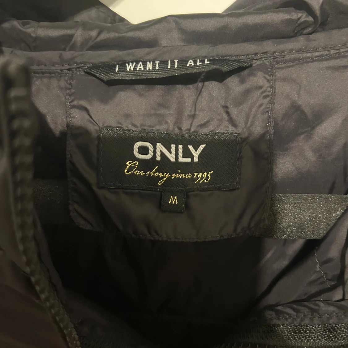 Ny svart pufferjacka från ONLY med huva - 2