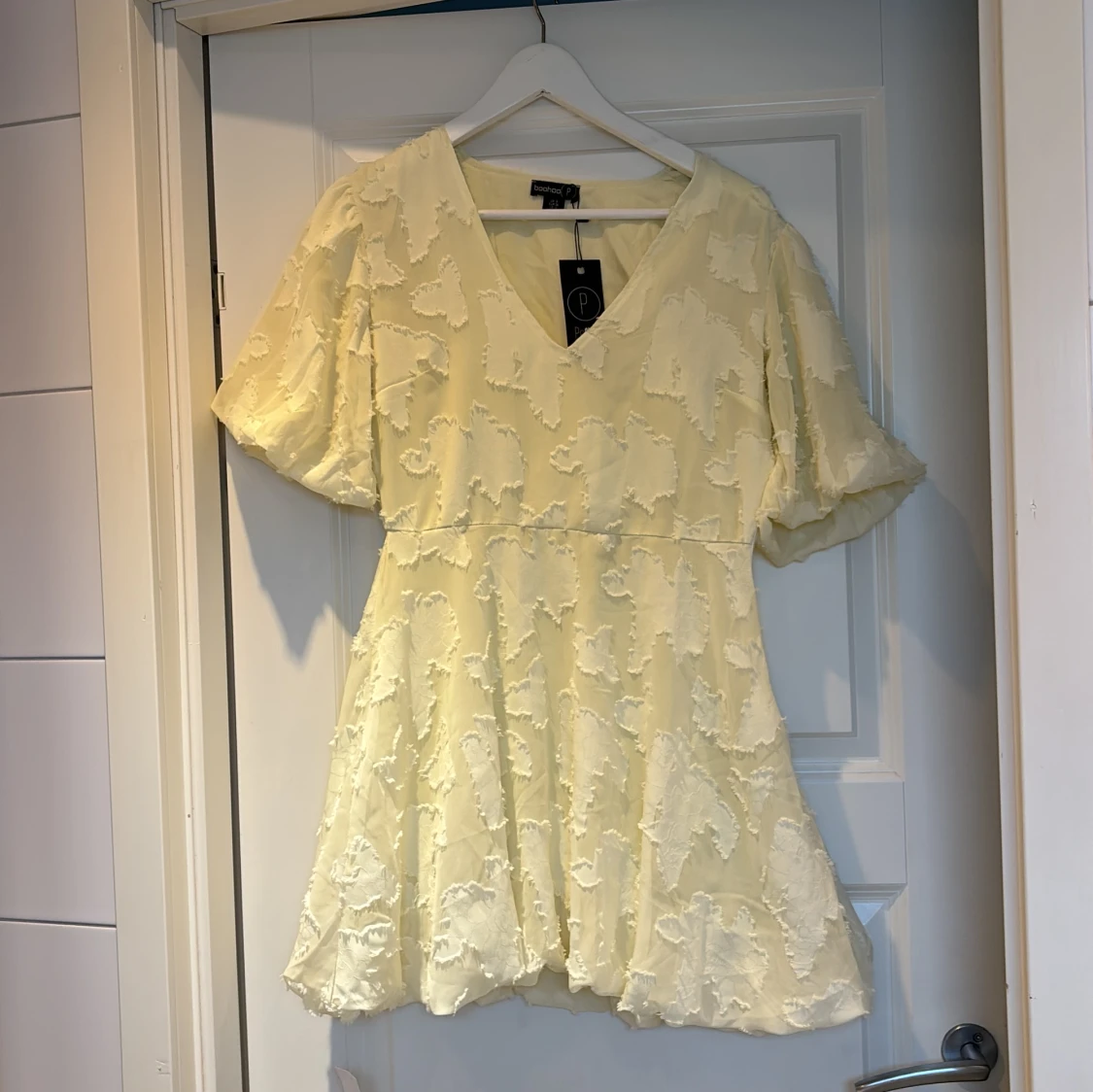 Ljusgul kort klänning från Boohoo - 1