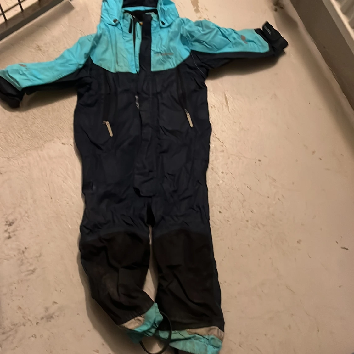 Blå vindoverall med huva