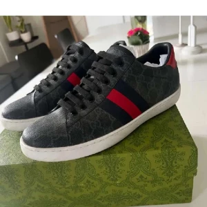 Gucci Ace - Säljer dessa riktigt feta Gucci Ace skorna i en clean svart/grå färg! De är endast använda några få gånger och kommer med alla tillbehör. Skorna är i storlek 43 och har bra passform. Perfekt till dig som vill ha en lite mer avslappnad stil nu till hösten! Tveka inte på att skriva om du har några frågor eller funderingar💯