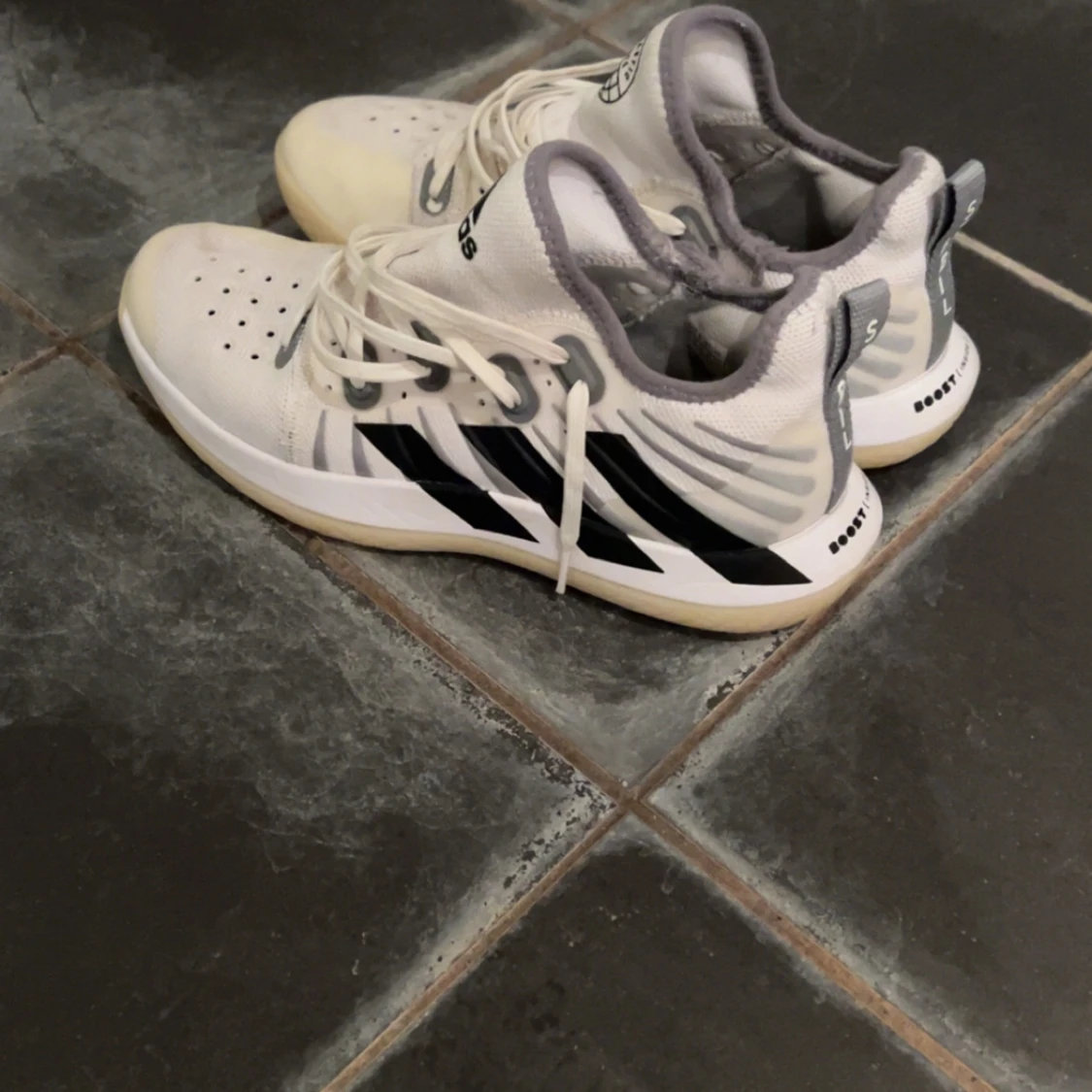 Adidas Stabil vita inomhusskor.✨