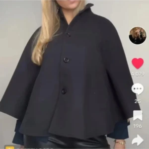 Eftertraktad hm poncho - Eftertraktad hm poncho i storlek 38, passar även 36. Som det syns på de egna bilderna är den använd men ännu i gott skick