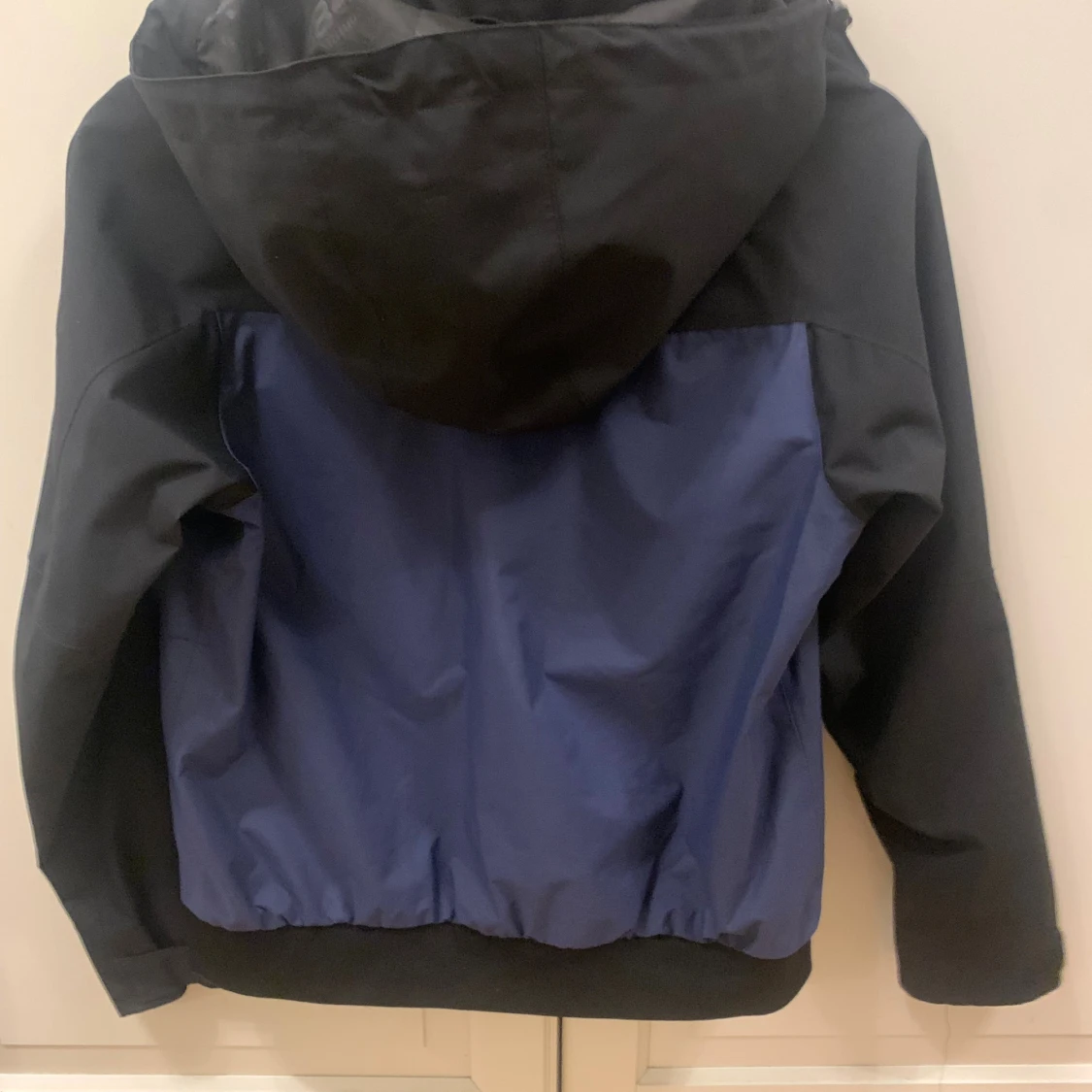 Blå och svart regnjacka 8848 Altitude, stl 150 - 1