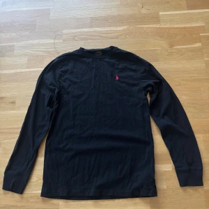 Svart långärmad tröja Polo Ralph Lauren - Svart långärmad t-shirt från Ralph Lauren | Skön att ha under en tjockare tröja | 14-16 ( mellan 165-175 cm 