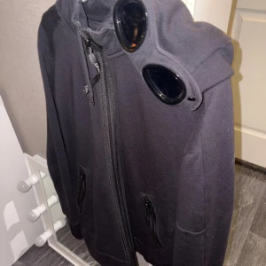 Svart hoodie från C.P. Company - Svart hoodie från cp company. Knappt använd så i mycket bra skick. Nypris 3200, mitt pris 2000. Föreslå gärna ett pris om det inte duger😃