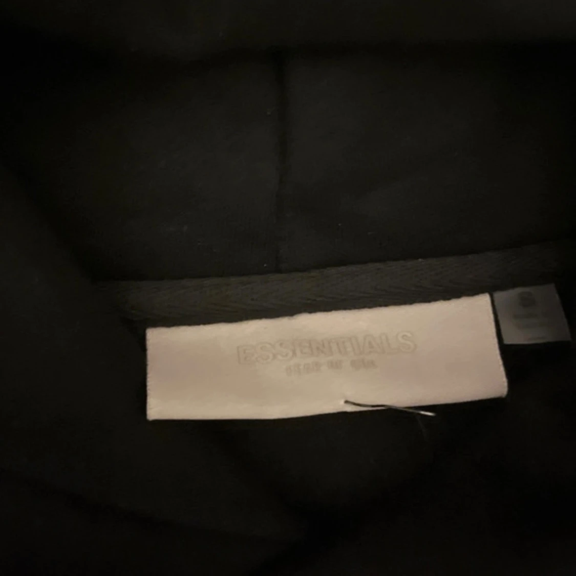 Svart Essentials hoodie med huva