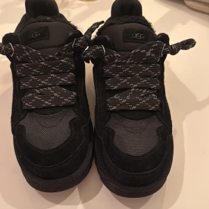 Uggs lowmel - Säljer mina uggs Lowmel som är använda en gång, dess värre så sparade jag inte boxen och extra snörena jag fick med men skorna är i fint skick och till ett gott pris.