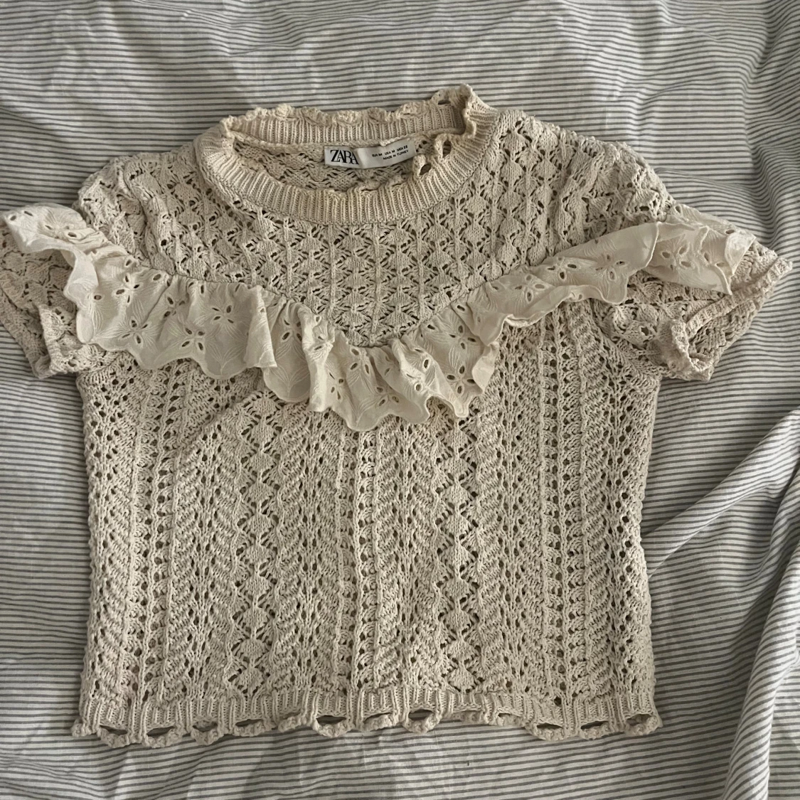 Beige stickad blus med volang från Zara