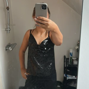 Svart glittrig paljett topp - Supersnygg svart glitter topp med tunna axelband aldrig använd eftersom den alltid har varit för stor