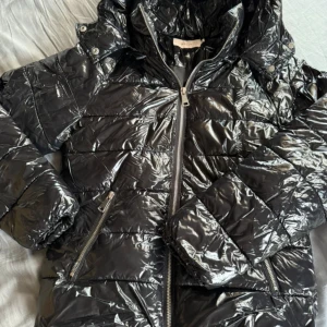 Nelly jacka  - Glansig jacka ifrån Nelly. Nypris 799kr 