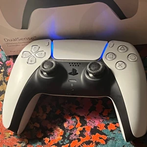 PlayStation 5 DualSense Wireless Controller - Sony DualSense trådlös handkontroll till PlayStation 5. Fungerar utmärkt, levereras med originalkartong och kvitto. Viss synlig slitage på styrspakarna, men i övrigt i gott skick. Perfekt för dig som vill ha en extra kontroll till din PS5.