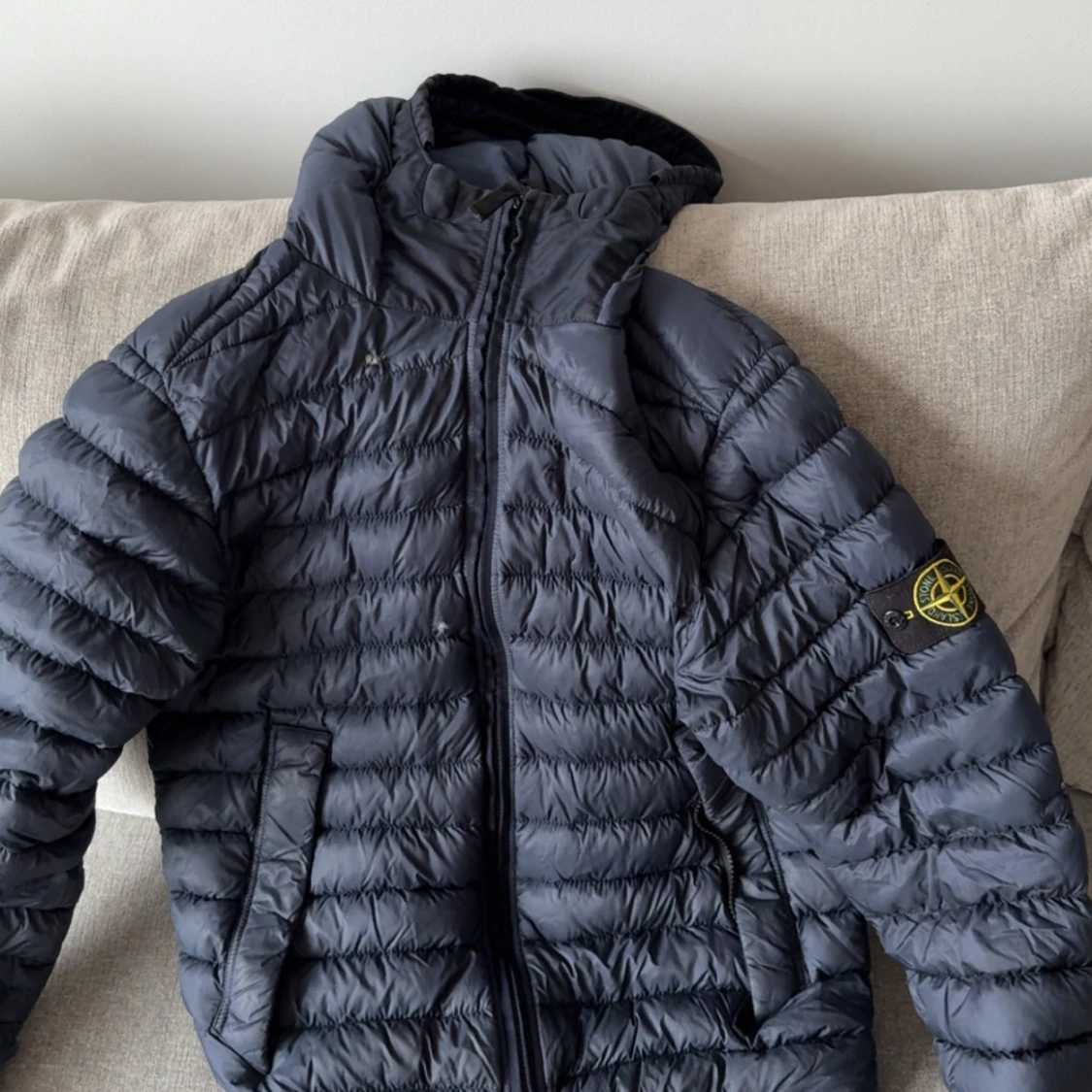 Mörkblå dunjacka från Stone Island