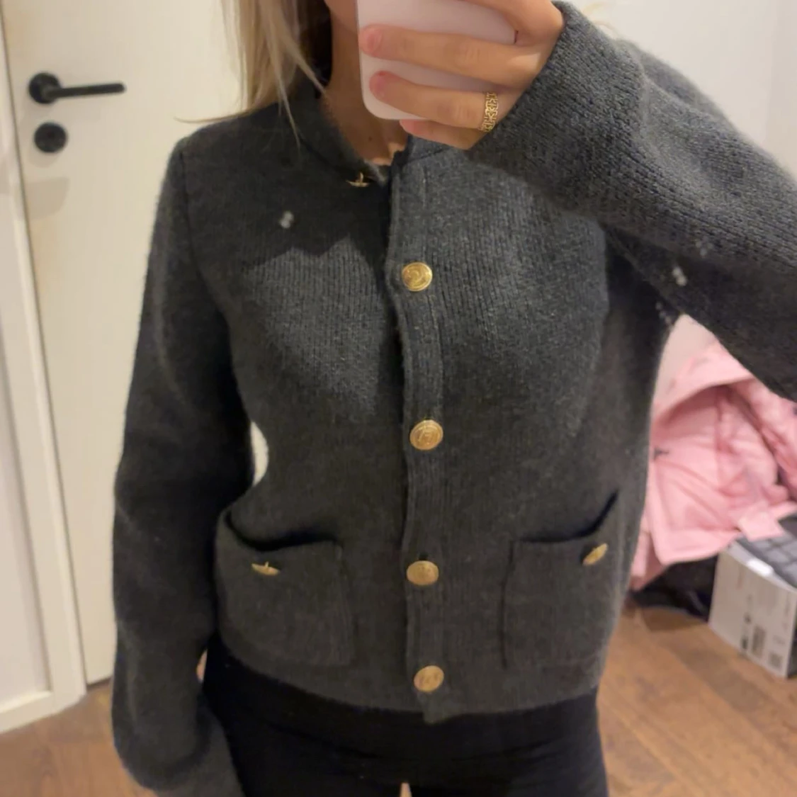 Mörkgrå stickad kofta med guldknappar