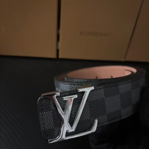 L U I  S V U I T T O U N BÄLTE  - Helt ny bälte du får även borr i köpet