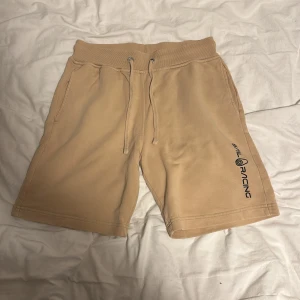Sail racing shorts - Snygga Sail racing shorts i färgen beige.