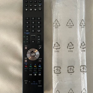 AXD1563 Fjärrkontroll - Hej. Nu ska jag sälja en fjärrkontroll. Som heter pioneer. Den ligger fortfarande i plaster helt ny. Den är till tv och till förstärkt och fungerar till alla pioneer elektronik. Ett väldigt fint känsla att hålla i den .för att den är gjort i metall.. denna fjärrkontroll kostar över 2000:kronor . Mitt pris är 500:kr . HELT NY.