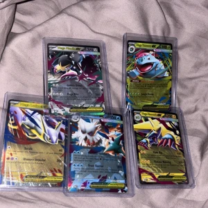 Pokémon Mega EX Collection - Samling med fem Pokémon Mega EX-kort: Mega Mawile, Mega Venusaur, Mega Latias, Mega Manectric och Mega Glalie. Perfekt för dig som älskar Pokémon och vill boosta din samling med coola, kraftfulla kort i skyddande plastfickor. Grymt för både samlare och spelare!