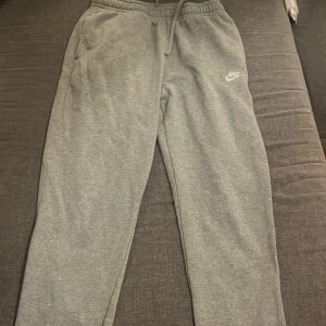 Grå mjukisbyxor från Nike - Grå mjukisbyxor från Nike som är klippta vid fötterna annars helt ny skick.