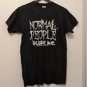 Normal people scare me - T-shirt med tryck, text "Normal people scare me".
