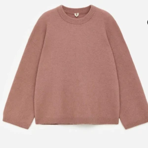 ARKET Stickad tröja - TRÖJA I ALPACKA OCH ULL AREKT🩷 Nypris 990 kr! Supermysig ljusrosa stickad tröja med rund hals och ribbade muddar. Modellen är oversized med långa ärmar. 