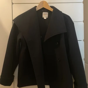 Mörkblå kort kappa från Gina Tricot - Säljer en mörkblå kort kappa från Gina i storlek 158/164. Bra skick och inga defekter. Pris kan diskuteras och skriv gärna om det är några frågor 💕 